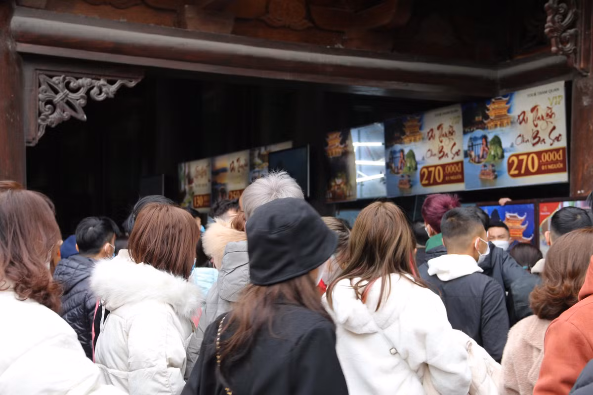 Năm nay để kiểm soát dịch bệnh, đảm bảo khai báo y tế đầy đủ đối với người dân, ban quản lý đã phục vụ chiều vào bằng thuyền, chiều ra bằng xe điện. Khu du lịch thực hiện đầy đủ các biện pháp sàng lọc, khai báo y tế và khuyến cáo du khách theo chỉ đạo của các cơ quan chức năng. Do đó, không xảy ra cảnh chen chúc như mọi năm. 