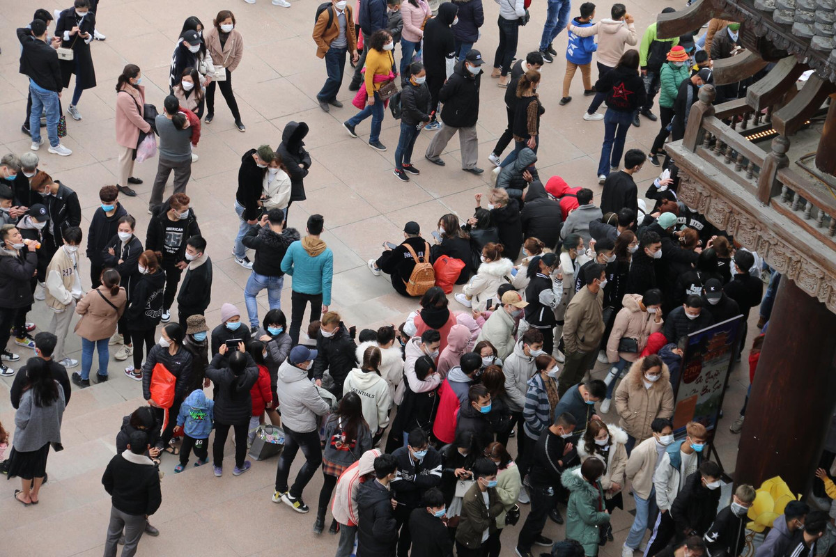 So với mọi năm, năm nay người dân đi chùa và đến các điểm du lịch trong đó có chùa Tam Chúc đông đúc hơn.