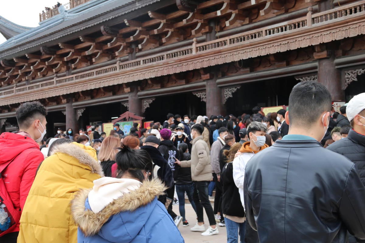 Theo đại diện Ban quản lý khu du lịch Tam Chúc, giá vé thuyền phổ thông (thuyền nhỏ chiều vào thuyền, chiều ra xe điện) 200.000 đồng. Đối với du thuyền (chiều vào du thuyền, chiều ra xe điện) giá 250.000 đồng/mỗi người. Đối với trẻ em dưới 1,3m được giảm 50% giá vé. 