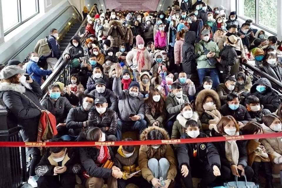  Hàng nghìn du khách đổ về Fansipan. Ngày 4/2, nhiều du khách đã đổ về Lào Cai leo Fansipan- đỉnh núi lớn nhất Đông Dương. 