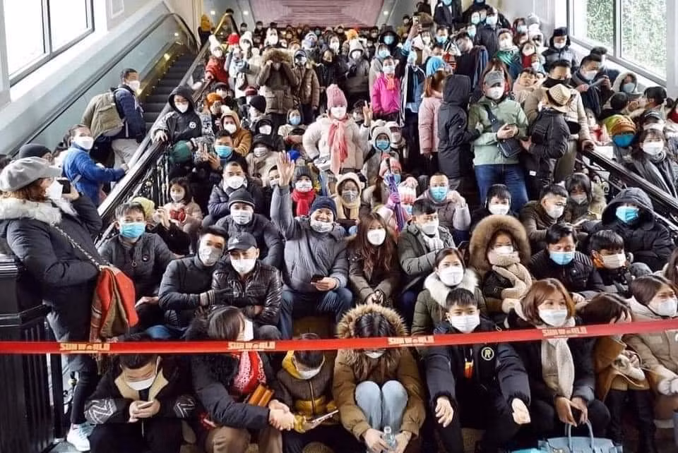  Hàng nghìn du khách đổ về Fansipan. Ngày 4/2, nhiều du khách đã đổ về Lào Cai leo Fansipan- đỉnh núi lớn nhất Đông Dương. 