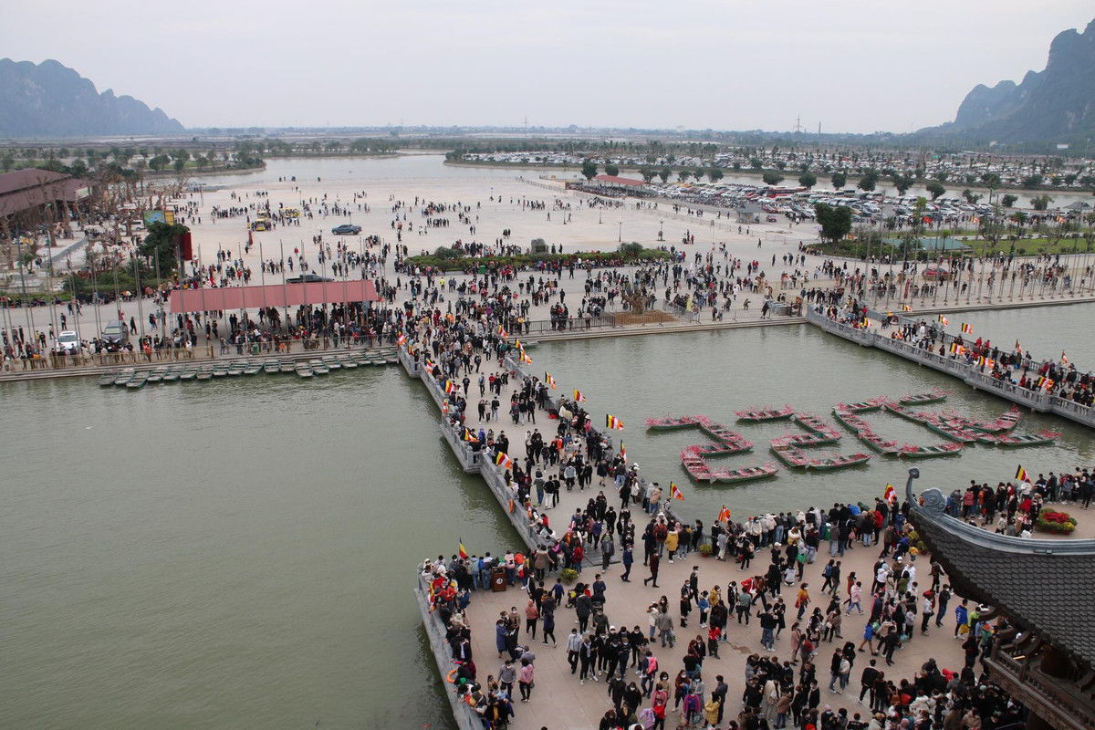 Hàng nghìn người đã đổ về Tam Chúc.