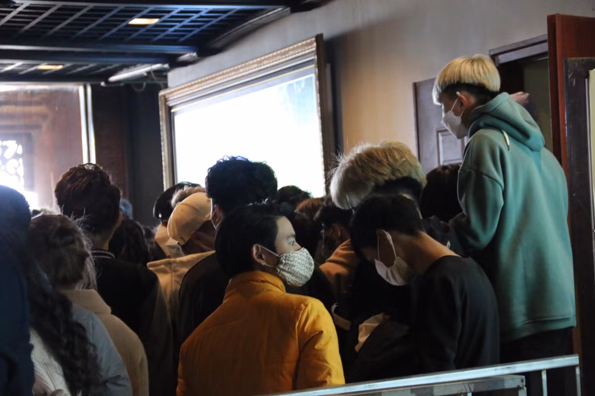 Lượng người đổ về chùa Tam Chúc rất lớn.