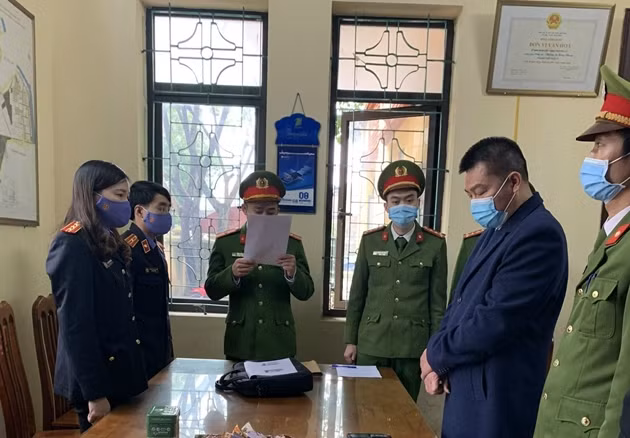  Khởi tố Giám đốc Công ty xây dựng khai thác “chui” khoáng sản. VKSND tỉnh Hà Nam vừa phê chuẩn các Quyết định khởi tố bị can, Lệnh bắt bị can để tạm giam đối với Nguyễn Văn Diễn - Giám đốc Công ty TNHH vận tải và xây dựng Tiến Đạt để điều tra về tội “Vi phạm quy định về khai thác tài nguyên”. Dù không được các cơ quan có thẩm quyền cho phép nhưng Diễn vẫn chỉ đạo khai thác trái phép khối lượng lớn khoáng sản trong và ngoài phạm vi thực hiện Dự án tại xã Liên Sơn, huyện Kim Bảng. Sau đó, Diễn bán cho các tổ chức, cá nhân trong và ngoài tỉnh nhằm mục đích thu lợi bất chính, gây thiệt hại lớn cho Ngân sách Nhà nước. (Nguồn: BVPL)