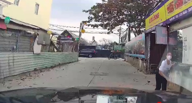  Công an xác minh clip “nữ công an ném đá trúng xe Mercedes GLC 200”. Ngày 12/2, Công an TP HCM chỉ đạo Công an huyện Bình Chánh, vào cuộc xác minh clip “nữ công an ném đá trúng xe Mercedes GLC 200”. Trước đó, theo clip đăng lên mạng xã hội, một phụ nữ được cho là đang ném vật giống đá vào xe ô tô kèm thông tin:"Sự việc xảy ra vào lúc 16:34 ngày 8/2 trên đường Phạm Hùng, Bình Hưng, Bình Chánh. Người phụ nữ trong đoạn clip tên Đ.T.N.T. - sinh năm 1982, cấp hàm trung tá…". Tuy nhiên, lãnh đạo Công an TP HCM cho biết, chưa xác định người phụ nữ có phải trung tá công an hay không.