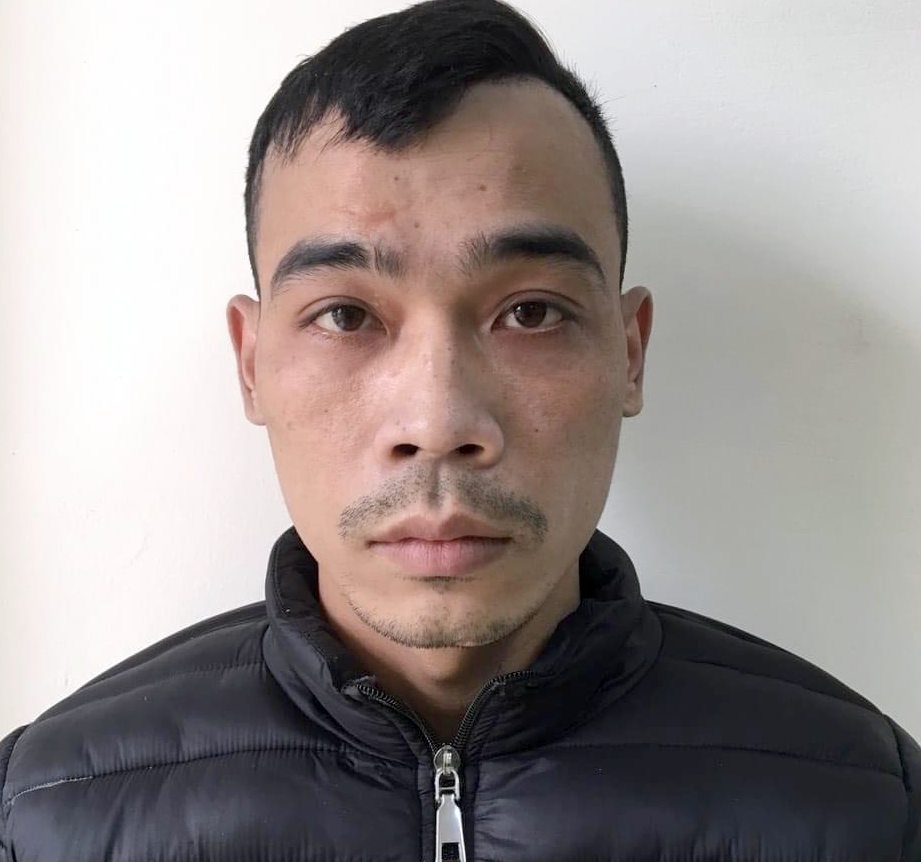  Manh mối tìm ra kẻ trộm tiền của người đi chùa. Công an huyện Thanh Oai, Hà Nội, đang tạm giữ Dương Văn Sỹ (29 tuổi, trú huyện Thường Tín) để điều tra hành vi trộm cắp tài sản. Ngày 7/2, bà T.T.C. đến Công an xã Tam Hưng trình báo bị kẻ gian lấy cắp 18 triệu đồng để trong cốp xe máy SH khi đi lễ ở chùa Thái Ân. Trích xuất camera, cảnh sát phát hiện một nam giới cạy cốp xe của nạn nhân rồi lấy tiền. Sau đó, bỏ đi trên chiếc SH gắn biển số 29Y5. Sau đó, Dương Văn Sỹ ra trình diện và khai nhận hành vi trộm tiền của bà C.