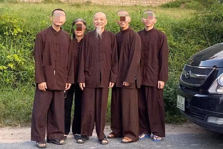 Loạn luân là hành vi quan hệ tình dục giữa những người mà biết rõ là có cùng dòng máu về trực hệ, là anh chị em cùng mẹ khác cha, anh chị em cùng cha khác mẹ. Người thực hiện hành vi loạn luân có thể phải chịu chế tài đến 05 năm tù. Cụ thể, tội danh và hình phạt được quy định tại điều 184 BLHS năm 2015 nêu rõ: “Người nào giao cấu với người mà biết rõ người đó cùng dòng máu về trực hệ, là anh chị em cùng cha mẹ, anh chị em cùng cha khác mẹ hoặc cùng mẹ khác cha, thì bị phạt tù từ 1 năm đến 5 năm.". 