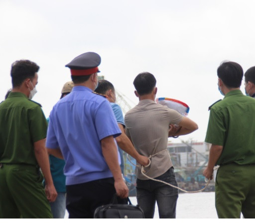 Sau đó, Viên nhẫn tâm cõng bé gái V. trên vai rồi ném xuống sông Trường Giang. Toàn bộ vụ việc được camera an ninh ghi lại. (Ảnh: Vietnamnet)