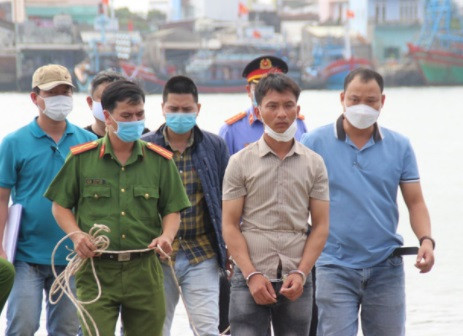 Bà Lê Thị Lương (65 tuổi, bà ngoại của cháu V.) cho biết, khoảng 19h tối 16/2, bà Lương cho biết lúc đó bé đang ở nhà với vợ chồng bà để xem tivi. Cùng lúc đó, Viên qua nhà chơi và bế con gái rời đi. Khi đó, bà nghĩ Viên bế cháu về nhà nội ở gần đó chơi. “Lúc này, cháu gái tôi vẫn ôm con búp bê mà cha nó tặng và tay cầm bình sữa để uống. Tôi không ngờ đó là lần cuối được gặp mặt cháu. Thật sự không ngờ nó nhẫn tâm giết con ruột của mình như thế”, bà Lương nói. (Ảnh: NLĐ)