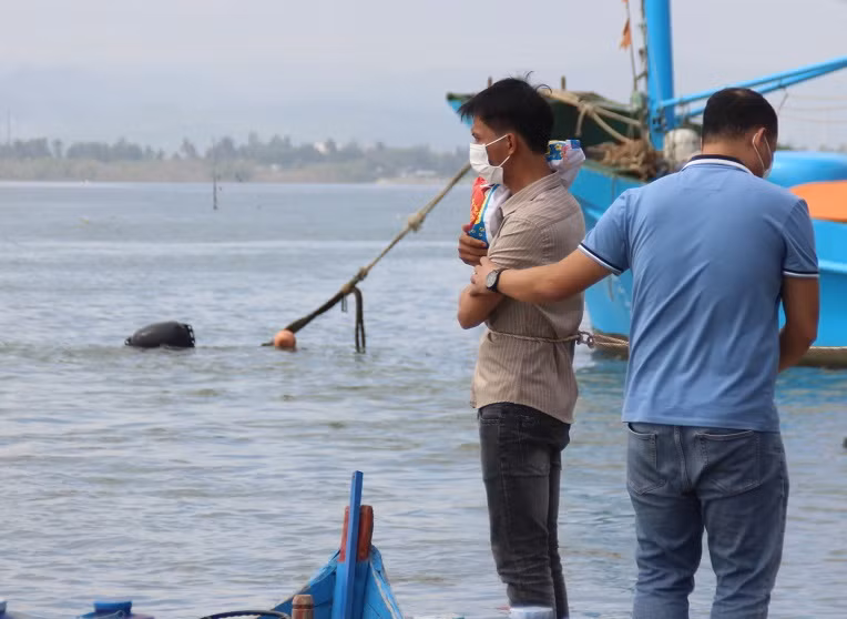 Bà Nguyễn Thị Vân (50 tuổi), bà nội cháu bé cho biết, khoảng 20h tối 16/2, Viên về nhà rồi nói đã đem con gái ném xuống sông Trường Giang. “Nghe Viên nói, tôi tưởng nó nói đùa giỡn, sau đó tôi liền mắng ‘mi nói gì hay vậy, có bị điên hay không, đó là con gái của mi đó’. Lúc này, Viên quả quyết với tôi 3 lần là đã ném con xuống sông. Tôi hốt hoảng, hô hoán người dân ra bờ sông tìm cháu”, bà Vân kể lại với báo chí. (Ảnh: Vietnamnet)