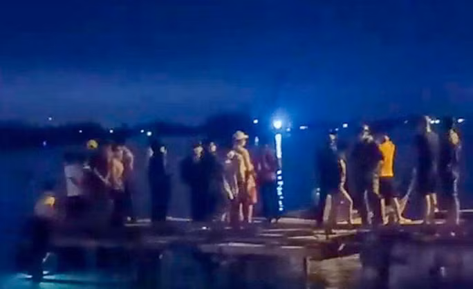 Hình ảnh hàng trăm người dân thức đêm tìm kiểm thi thể cháu bé.