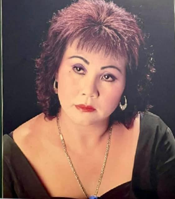 Đăng ảnh cố nghệ sĩ Hoàng Lan, Trương Quỳnh Anh ngậm ngùi nói lời tiễn biệt: "Con xin tiễn biệt má về với trời! Nhớ những ngày đầu khi con chập chững vào nghề, má đã chỉ dạy con rất nhiều. Từ nay không còn đau đớn, 'sóng gió cuộc đời' đã qua rồi. Má đi thanh thản...".