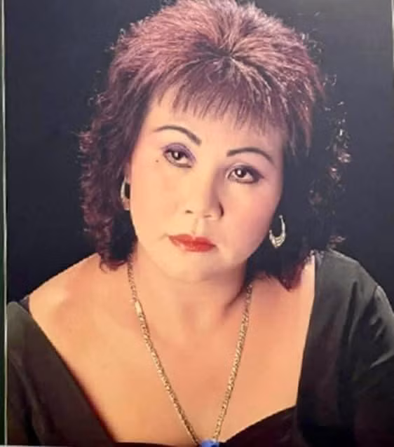 Đăng ảnh cố nghệ sĩ Hoàng Lan, Trương Quỳnh Anh ngậm ngùi nói lời tiễn biệt: "Con xin tiễn biệt má về với trời! Nhớ những ngày đầu khi con chập chững vào nghề, má đã chỉ dạy con rất nhiều. Từ nay không còn đau đớn, 'sóng gió cuộc đời' đã qua rồi. Má đi thanh thản...".