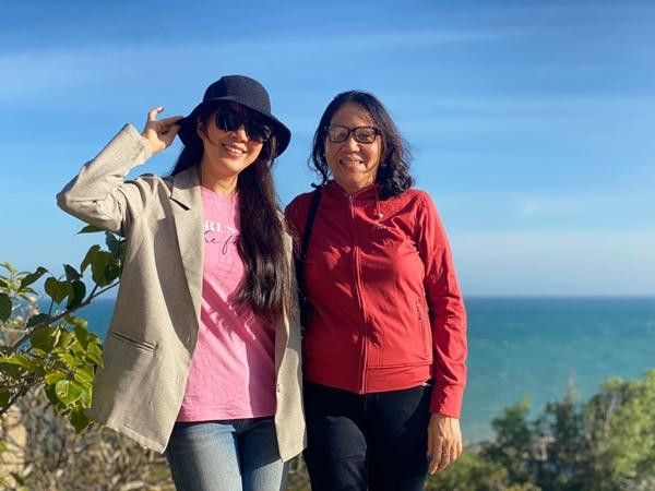 Cùng mẹ chồng đi lễ đầu năm, Lê Phương hân hoan: "Chùa Cổ Thạch - Bình Thuận quê chồng! Kính xin mọi sự may mắn, gia đạo bình an!".