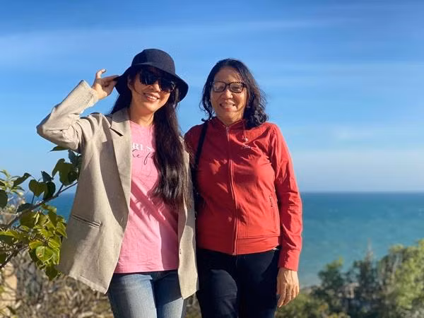 Cùng mẹ chồng đi lễ đầu năm, Lê Phương hân hoan: "Chùa Cổ Thạch - Bình Thuận quê chồng! Kính xin mọi sự may mắn, gia đạo bình an!".