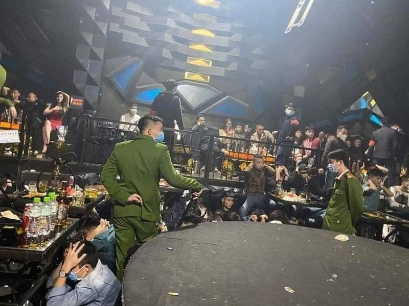 Hai Duong: Nhieu doi tuong nhiem COVID-19 tham gia bay lac o Bar-Hinh-2