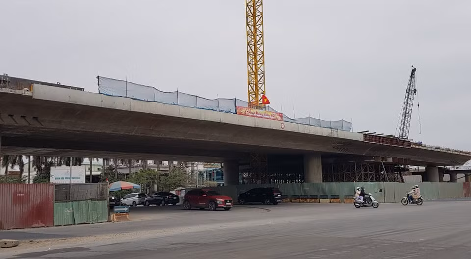 Khu vực thường xuyên ùn tắc do đang thi công cầu vượt, nay đường thông thoáng khác lạ.