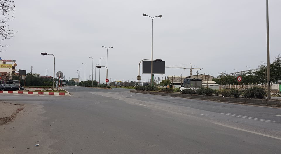 Khu vực ngã 3 Hoàng Long vào Thành phố Hải Dương vắng lặng.