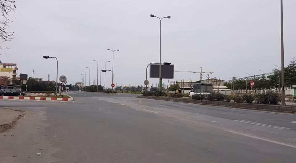 Khu vực ngã 3 Hoàng Long vào Thành phố Hải Dương vắng lặng.