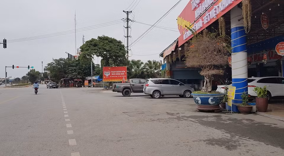 Trạm dừng chân 559 cũng vắng xe khách dừng đỗ.