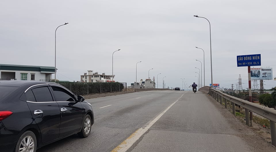 Khu vực cầu Đồng Niên cũng ít phương tiện lưu thông.