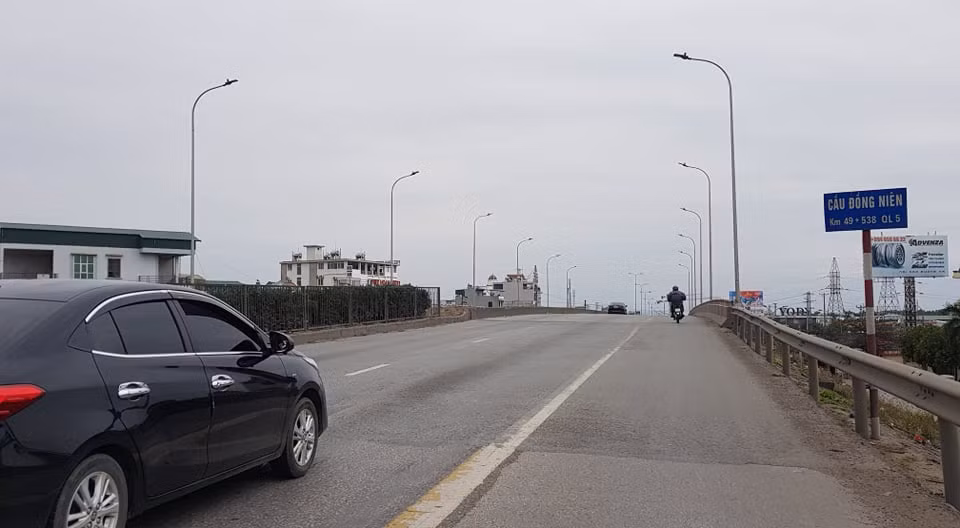 Khu vực cầu Đồng Niên cũng ít phương tiện lưu thông.