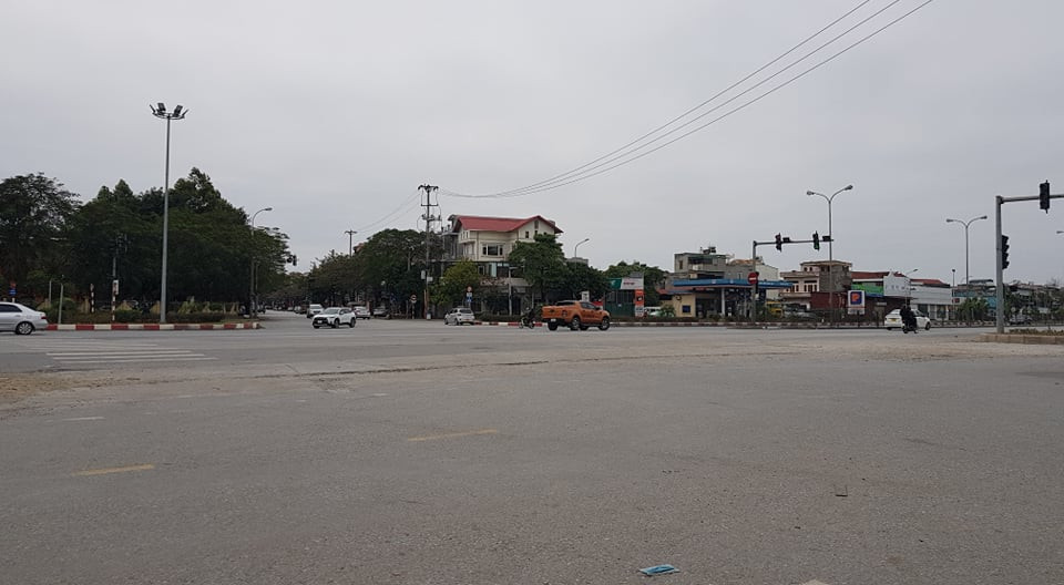 Chỉ có một vài xe con đi chúc tết lưu thông trên Quốc lộ 5.