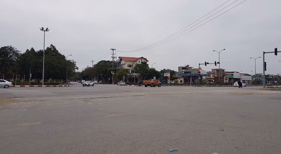 Chỉ có một vài xe con đi chúc tết lưu thông trên Quốc lộ 5.