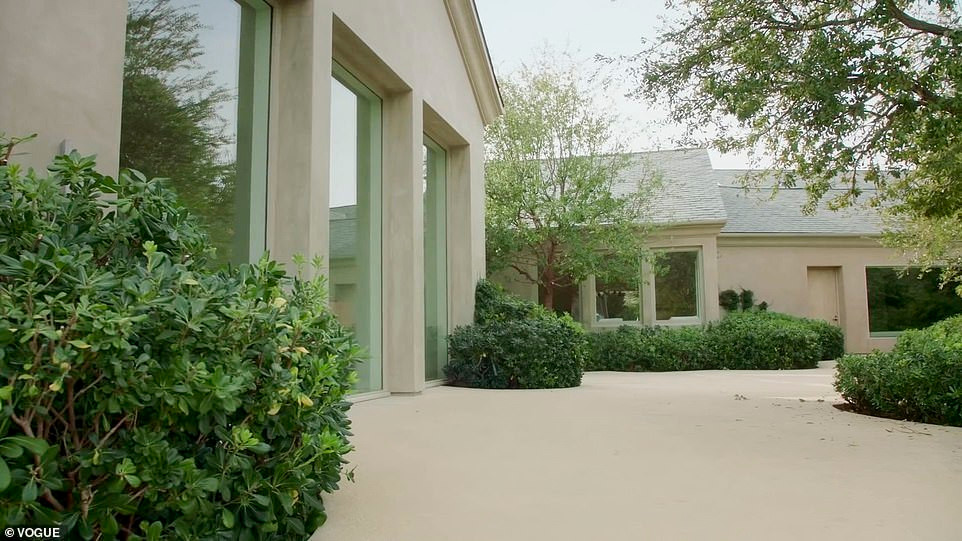 Căn biệt thự còn bao gồm một khu vườn rộng, nơi cô thường trồng rau và hoa quả.