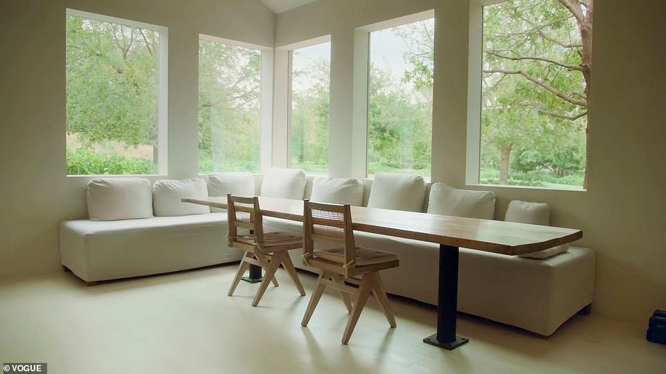 Căn biệt thự được thiết kế tối giản với tông màu trắng chủ đạo nhưng cô chia sẻ phòng của các con sẽ có nhiều màu sắc rực rỡ hơn. Kim Kardashian dành nhiều không gian trong nhà cho các con, ngoài sân chơi còn có khu riêng để sáng tạo, vẽ tranh hay đơn giản là ngắm cảnh.