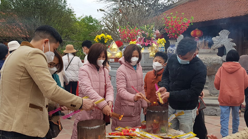 Khách đến lễ đền Bia đều đeo khẩu trang, tuân thủ quy định phòng dịch.