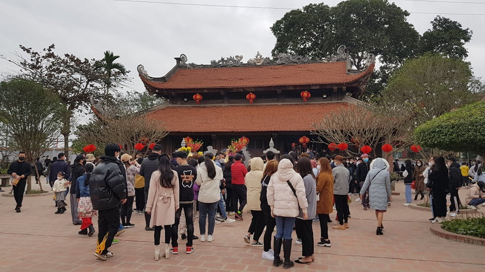 Đông đảo du khách thập phương về lễ đền Bia.