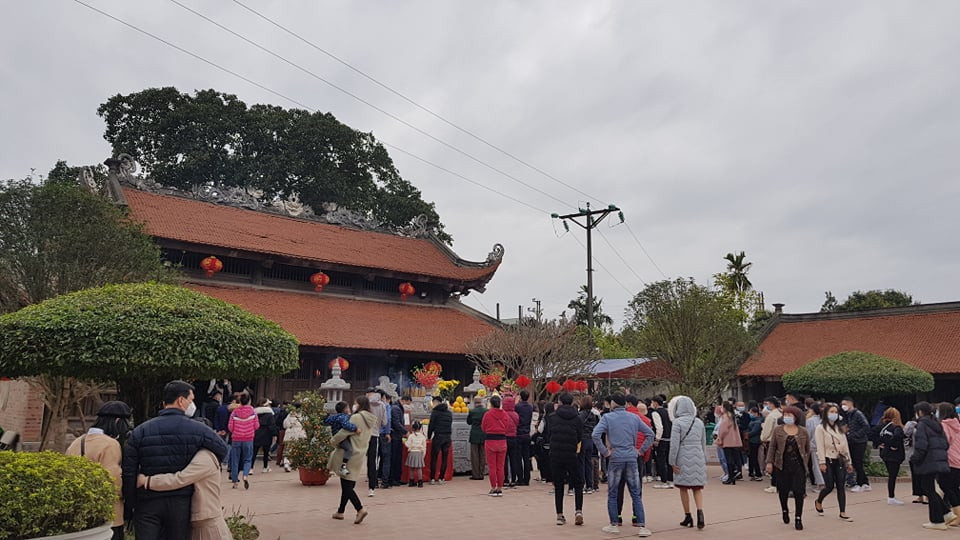 Ngày mùng 3 tết, đền Bia đón lượng khách về lễ đền rất lớn.