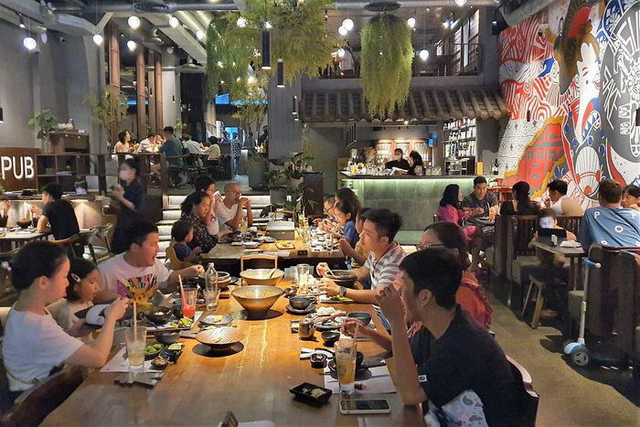 Khu Thao Dien dong duc ngay Tet, hang quan het cho tu som