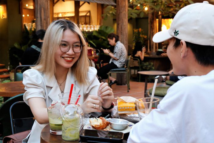 Khu Thao Dien dong duc ngay Tet, hang quan het cho tu som-Hinh-4