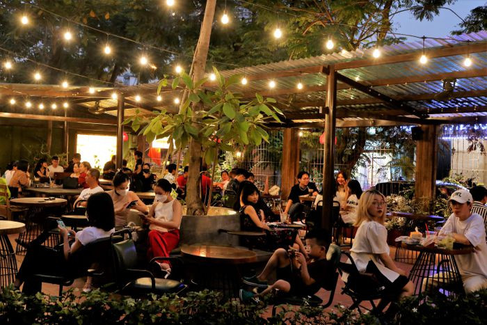 Khu Thao Dien dong duc ngay Tet, hang quan het cho tu som-Hinh-7