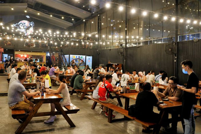 Khu Thao Dien dong duc ngay Tet, hang quan het cho tu som-Hinh-8