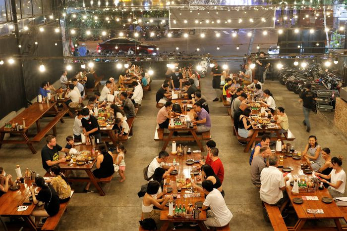 Khu Thao Dien dong duc ngay Tet, hang quan het cho tu som-Hinh-2