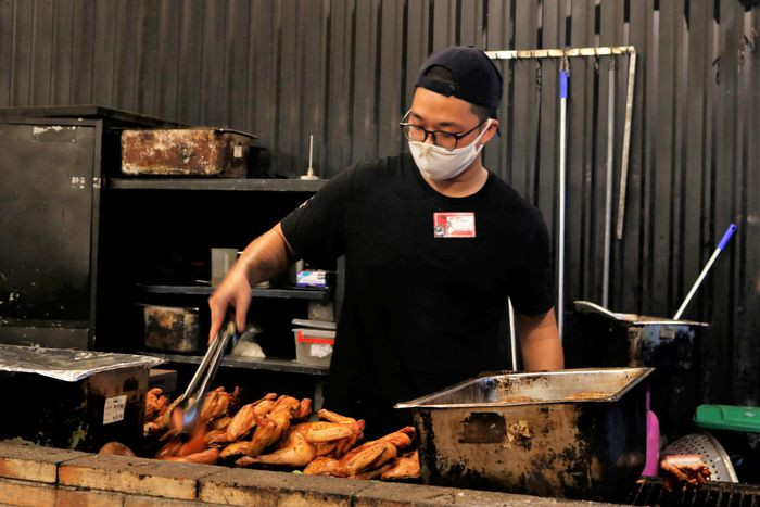 Khu Thao Dien dong duc ngay Tet, hang quan het cho tu som-Hinh-10