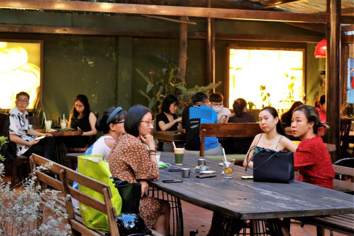 Khu Thao Dien dong duc ngay Tet, hang quan het cho tu som-Hinh-6