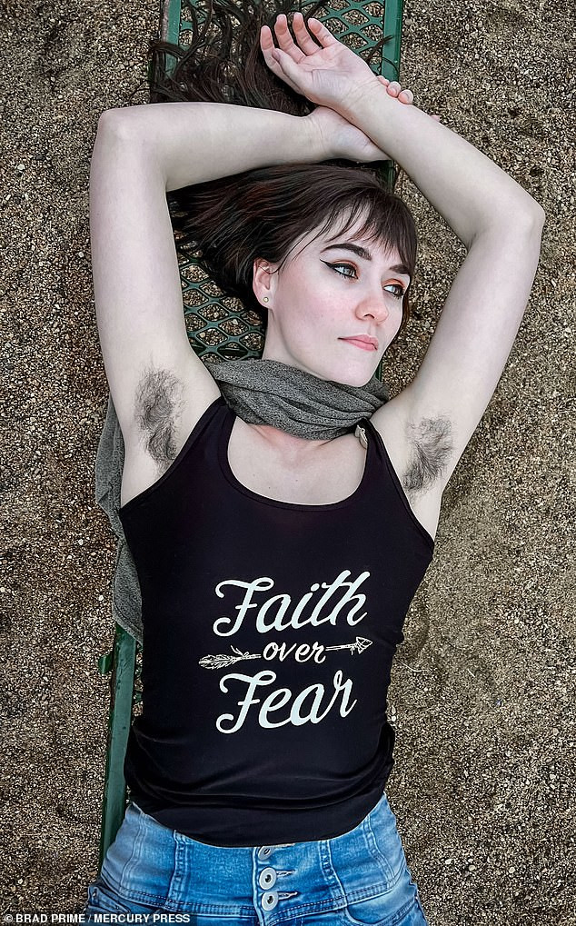 Cô gái cảm thấy quyến rũ hơn khi để lông nách - Hình 4 Co gai cam thay quyen ru hon khi de long nach-Hinh-4