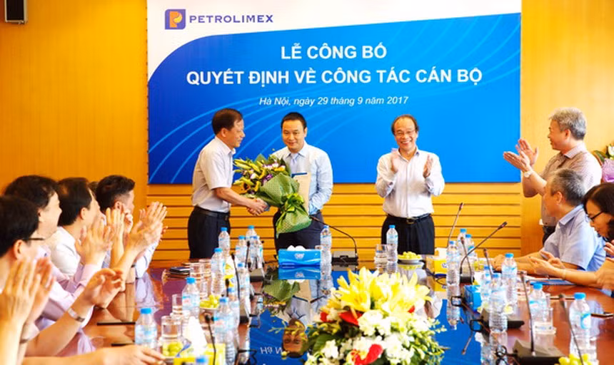 Trước đó, ngày 1/11/2021, ông Phạm Đức Thắng - Tổng giám đốc Petrolimex - chính thức nghỉ hưu. Từ đó đến nay, ông Trần Ngọc Năm - Phó tổng giám đốc Petrolimex - được giao nhiệm vụ tạm thời phụ trách công việc của tổng giám đốc đến khi có tổng giám đốc mới. 