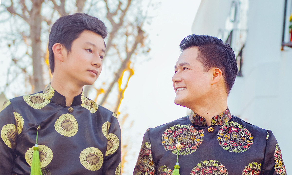 Con trai Quang Dũng cao vượt bố trong bộ ảnh diện áo dài chào Xuân - Hình 2 Con trai Quang Dung cao vuot bo trong bo anh dien ao dai chao Xuan-Hinh-2