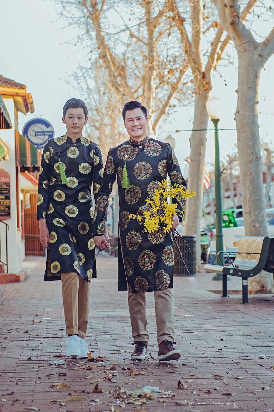 Hai bố con ca sĩ cùng nhau đi may áo dài, diện trang phục truyền thống dạo phố ở Mỹ. Sau hai năm xa cách vì dịch COVID-19, Quang Dũng muốn dành thật nhiều thời gian bên con. 