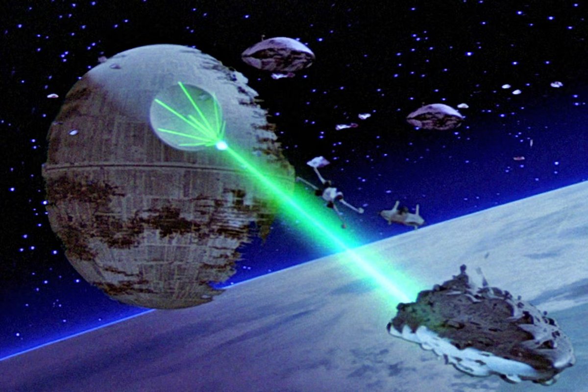 3. Tia laser năng lượng cao: Di chuyển với tốc độ ánh sáng, có thể tấn công từ xa hàng ngàn km nhưng cần nhiều năng lượng và rất cồng kềnh.(Ảnh: independent)