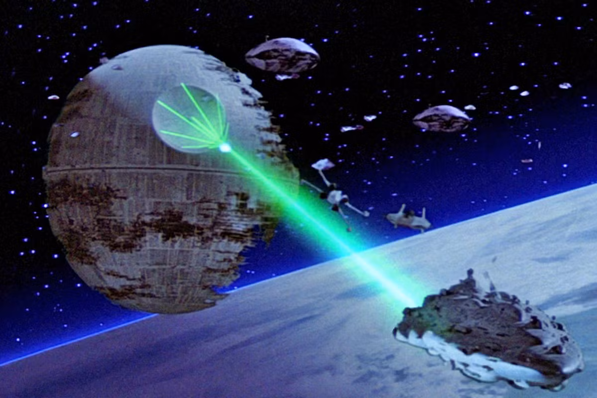 3. Tia laser năng lượng cao: Di chuyển với tốc độ ánh sáng, có thể tấn công từ xa hàng ngàn km nhưng cần nhiều năng lượng và rất cồng kềnh.(Ảnh: independent)