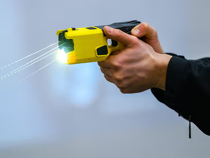 7. Súng bắn điện (Taser): Vô hiệu hóa đối tượng bằng xung điện cao áp, nhưng có thể gây thương tích hoặc tử vong.(Ảnh: Healthline)