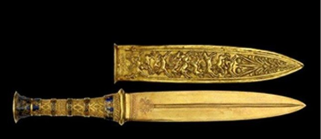 Ngoài ra, con dao găm của vua Tutankhamun cũng rất đặc biệt. Các nhà khoa học đã sử dụng công nghệ quét tia X để kiểm tra thành phần kim loại của lưỡi dao. Họ phát hiện rằng lưỡi dao được bảo quản rất tốt, ít bị ăn mòn khi chôn cùng chủ nhân. Đặc biệt, lưỡi dao chứa hàm lượng niken cao và dấu vết của coban và phốt pho.