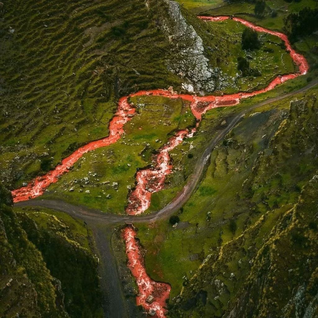 Sông này chỉ đổi màu vào mùa mưa (tháng 12 đến tháng 4) do lượng đất giàu oxit sắt chảy từ trên núi xuống và hòa tan vào nước mưa.