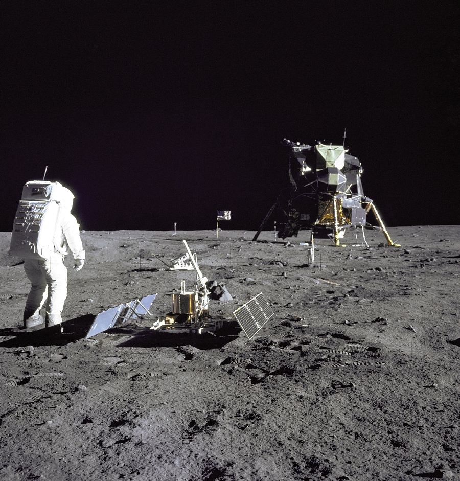Khi các phi hành gia của tàu Apollo 11 đáp xuống Mặt trăng vào năm 1969, họ phát hiện lớp bụi trên Mặt trăng ở trạng thái bất động hàng thiên niên kỷ. (Ảnh: National Geographic Kids)